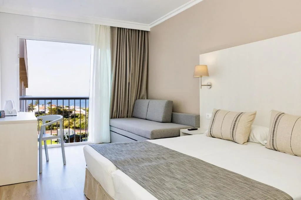 Quarto Duplo com 2 camas e vista mar sem varanda - Sem acesso ao parque aquático (2 adultos) — Minura Sur Menorca