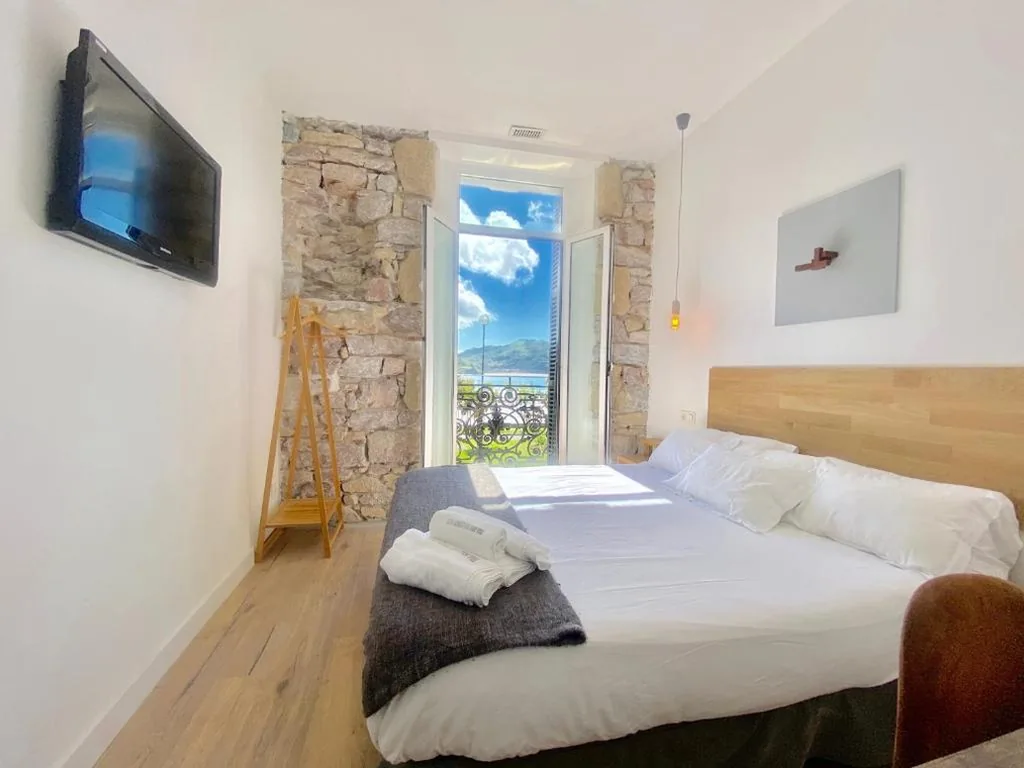 Habitación Doble Deluxe con balcón y vistas al mar — MIRADAALACONCHA Rooms