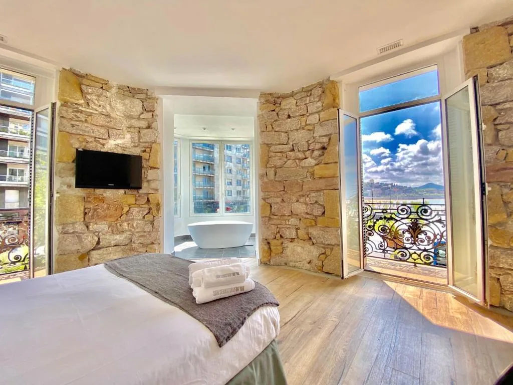 Habitación Doble Deluxe con balcón y vistas al mar — MIRADAALACONCHA Rooms