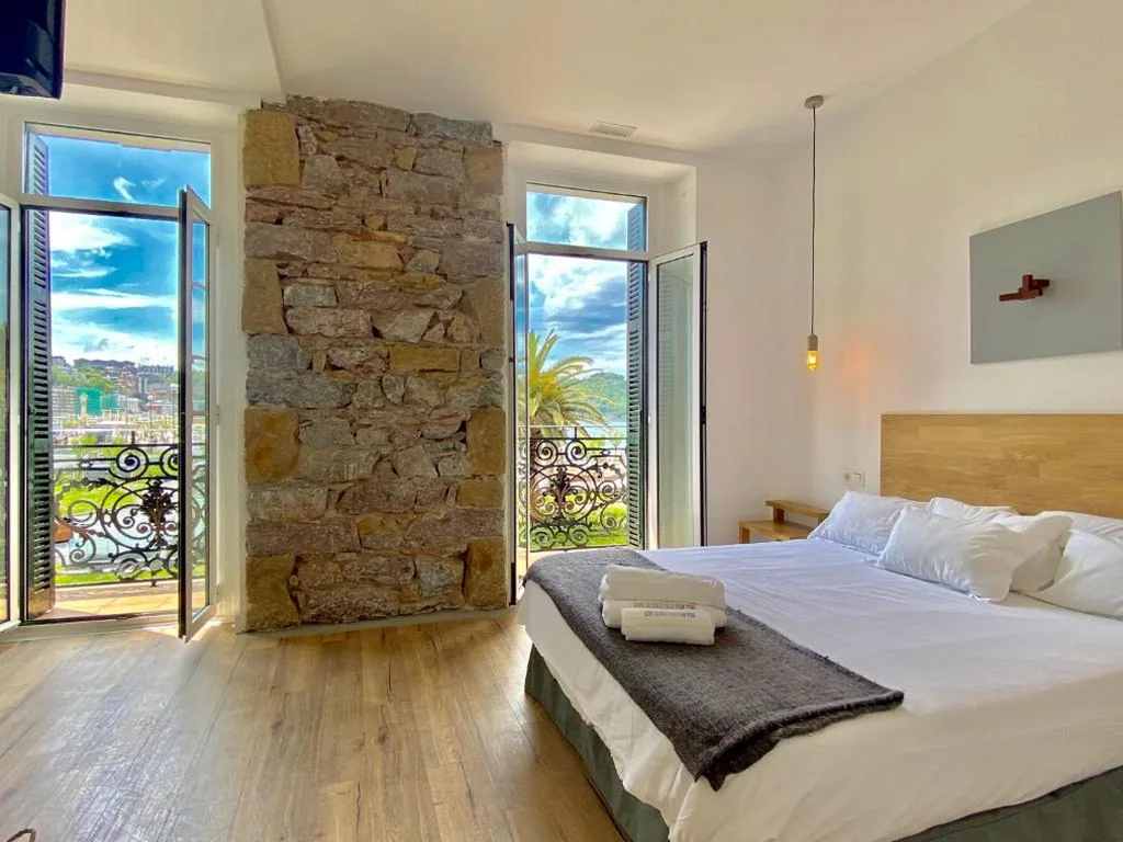 Habitación Doble Deluxe con balcón y vistas al mar — MIRADAALACONCHA Rooms
