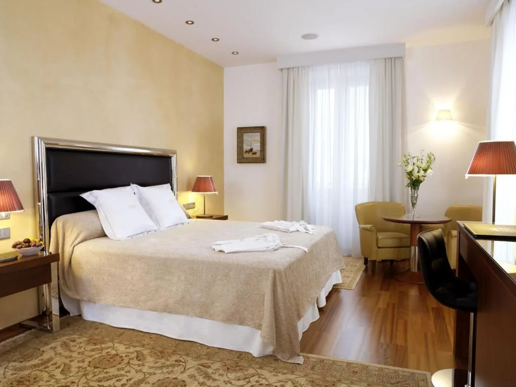 Habitación Doble Superior - 1 o 2 camas — Mirador de Dalt Vila-Relais & Chateaux