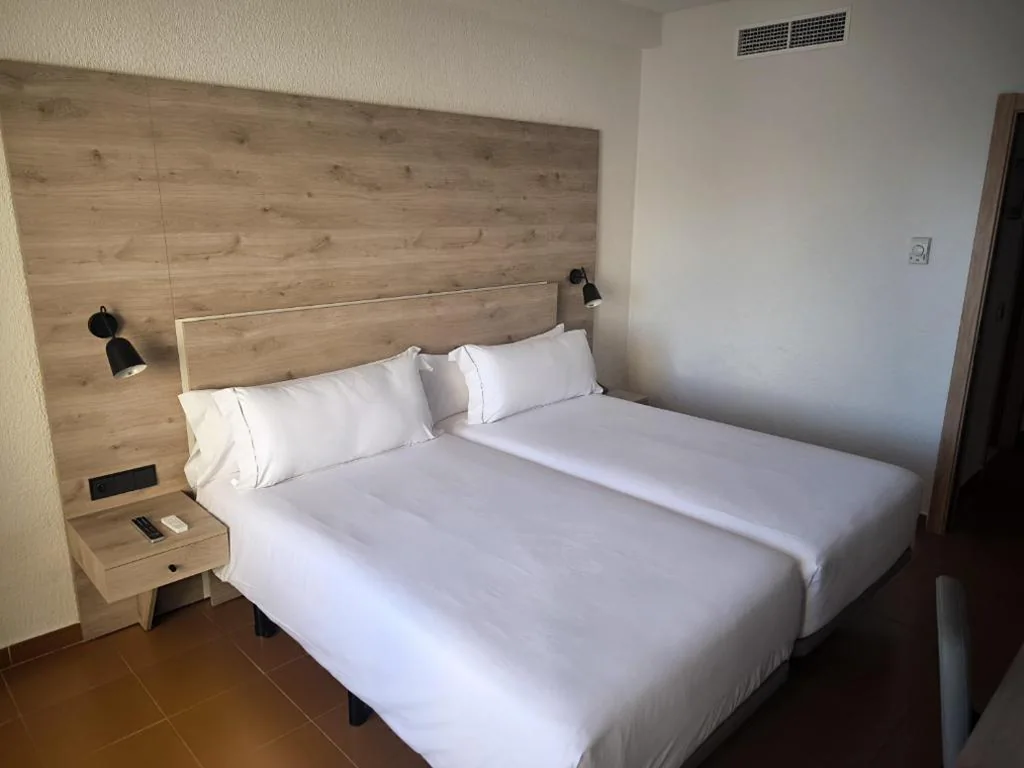 Deluxe-Doppelzimmer mit Meerblick – 2 Betten — Mirador del Cabo Designed For Adults