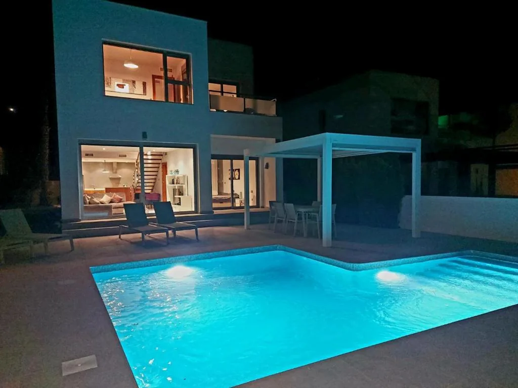 Moradia com vista para o jardim — Modern Villa Frontline Golf