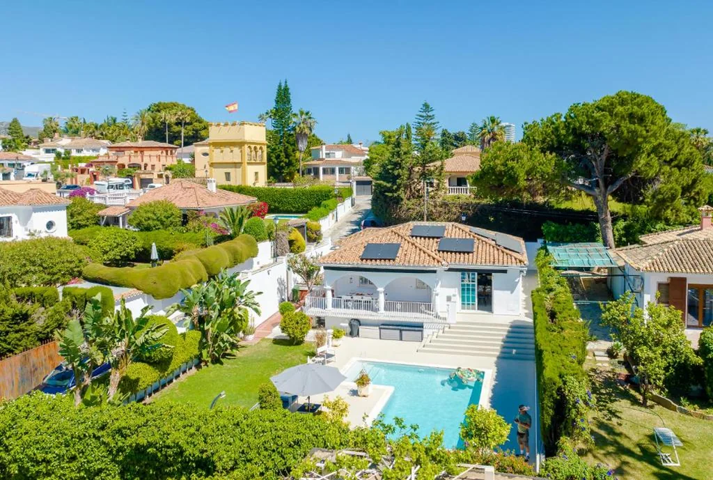 Modern villa with Heated Pool & BBQ Next to the Beach