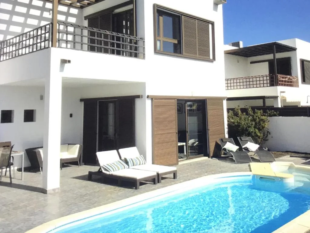 ヴィラ — Modern villa with sea views
