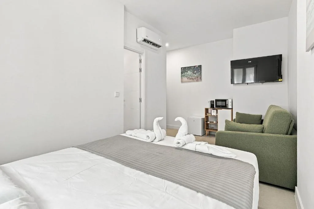 Vierbettzimmer Komfort — Modernas habitaciones con baño privado