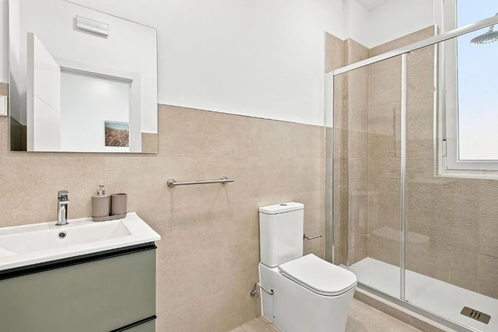 Doppelzimmer mit eigenem Bad – 2 Betten — Modernas habitaciones con baño privado