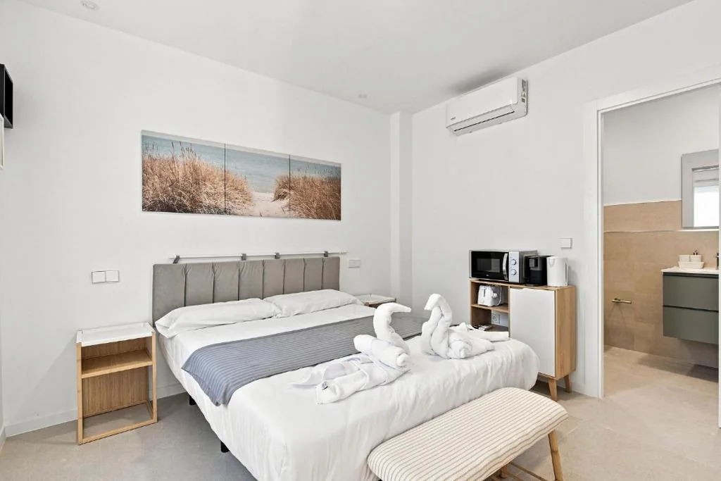 Doppelzimmer mit eigenem Bad — Modernas habitaciones con baño privado