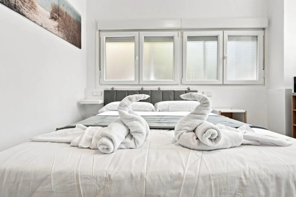 Doppelzimmer mit eigenem Bad — Modernas habitaciones con baño privado