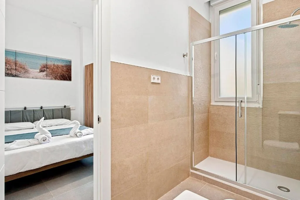 Deluxe-Doppelzimmer — Modernas habitaciones con baño privado