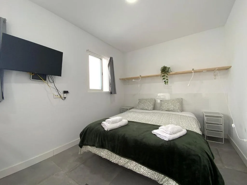 Estúdio Deluxe com cama grande — Mol-Terrace, En-Suite Bathroom, Fridge & TV