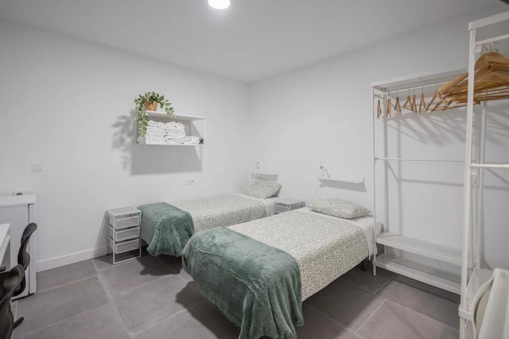 Quarto Duplo com casa de banho privativa — Mol-Terrace, En-Suite Bathroom, Fridge & TV