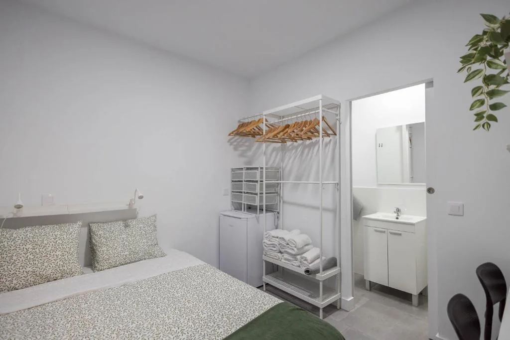 Quarto Duplo Deluxe com duche — Mol-Terrace, En-Suite Bathroom, Fridge & TV