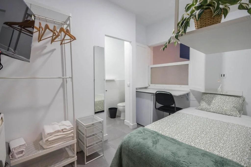 Quarto Individual com casa de banho privativa — Mol-Terrace, En-Suite Bathroom, Fridge & TV