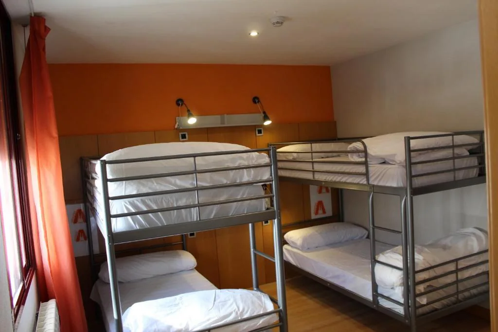 Dormitorio misto con 4 letti — Mola! Hostel Burgos