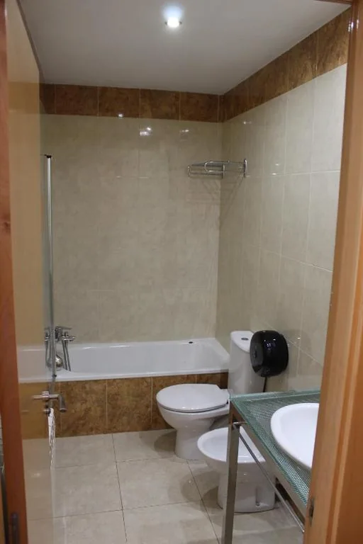 Dormitorio misto con bagno privato - 5 letti — Mola! Hostel Burgos