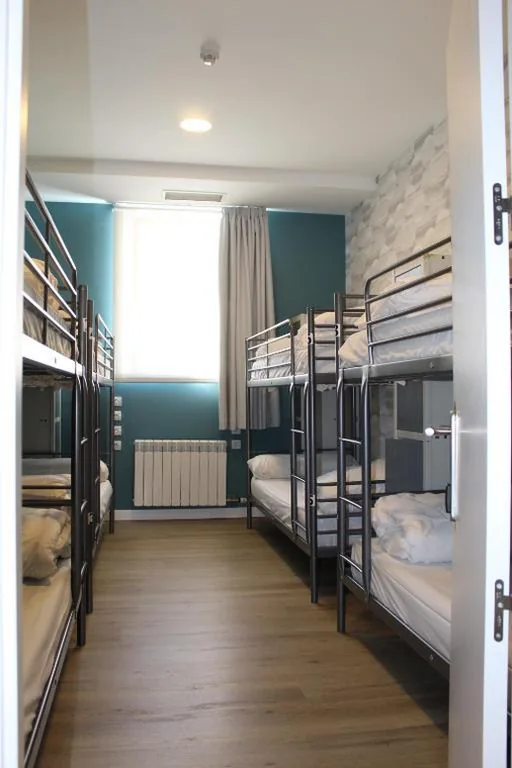 Dormitorio misto con 8 letti — Mola! Hostel Burgos
