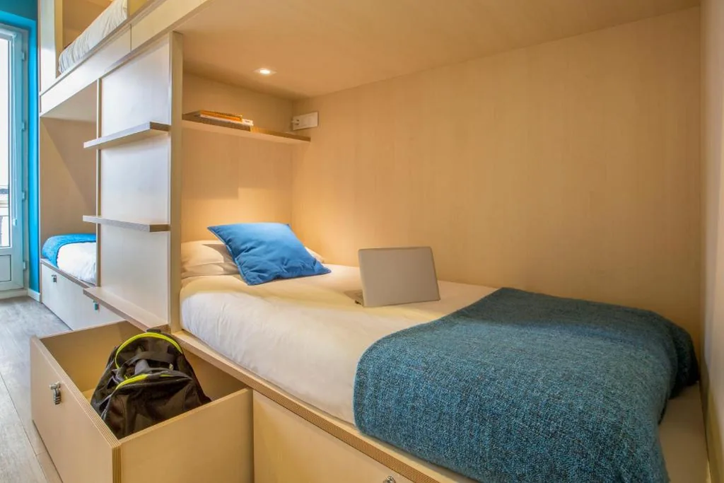 Cama en habitación compartida femenina de 6 camas — Mola Hostel