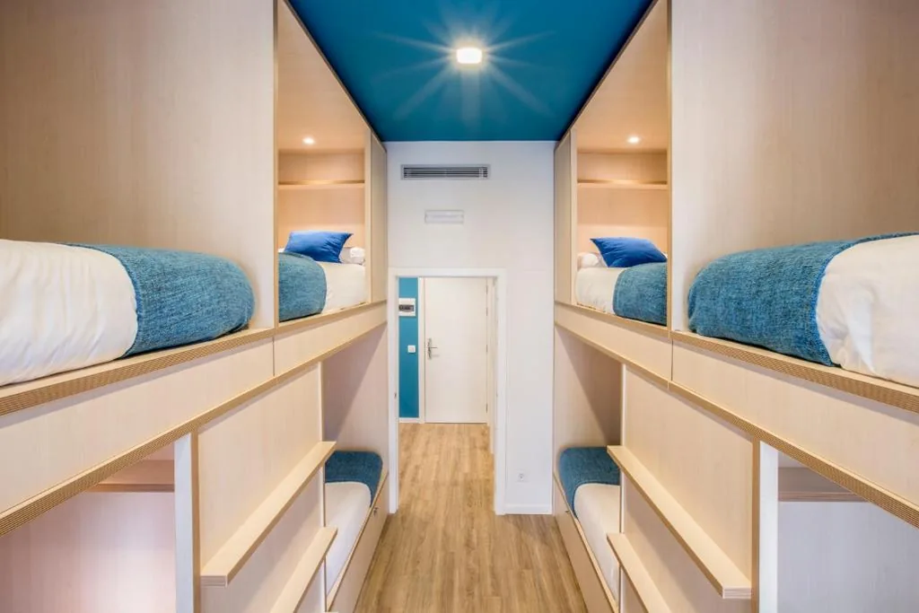 Cama en habitación compartida femenina de 8 camas — Mola Hostel