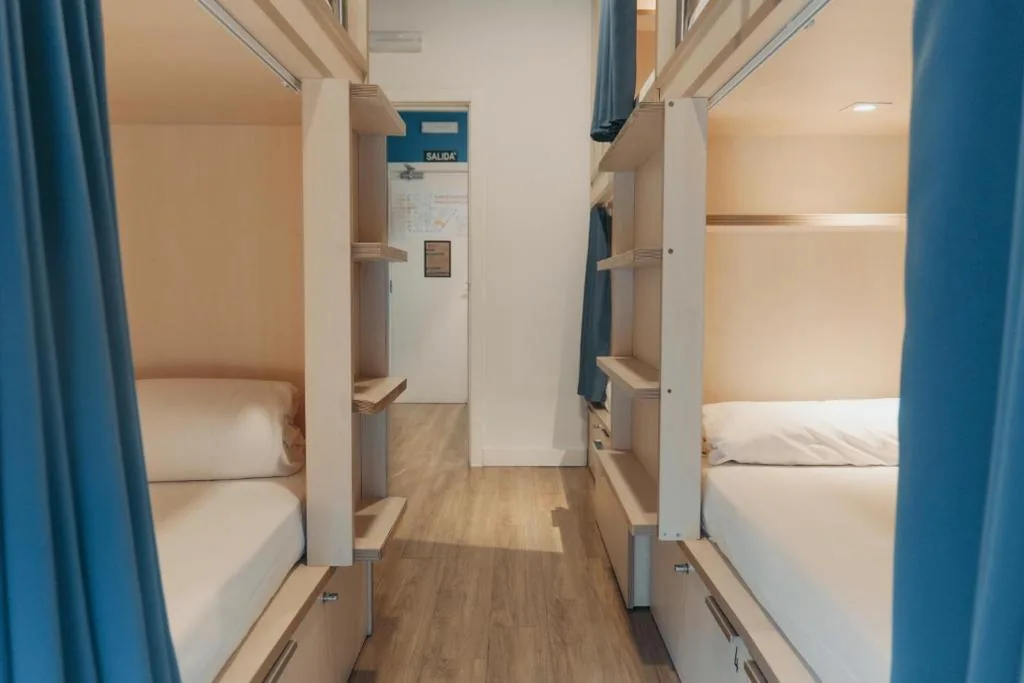 Cama en habitación compartida mixta de 6 camas — Mola Hostel