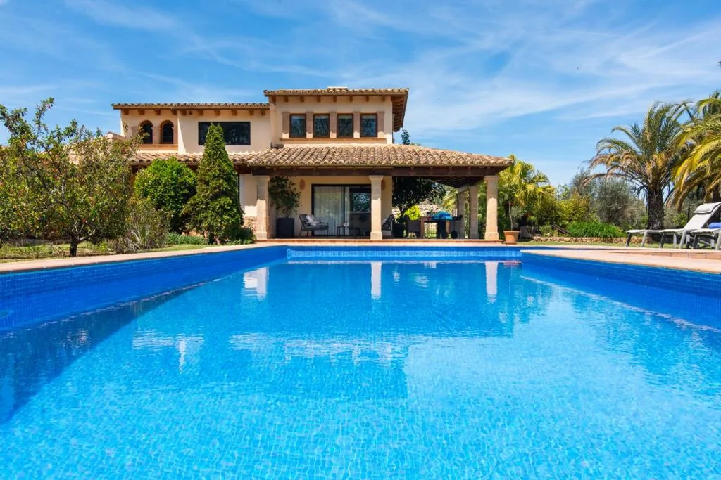 4ベッドルームヴィラ — MOLINER PREMIUM VILLA by MAINVILLAS your home a 5-minute drive from LLenaire Beach