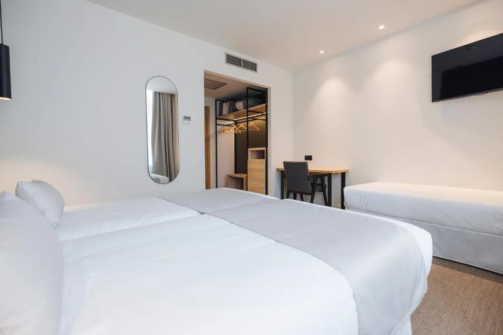 Habitación Triple — Mondragon Hotela