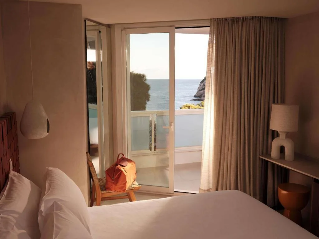Deluxe Room with Sea View - Extra-Large Double Bed — Mondrian Beach Lifestyle Resort By Accor