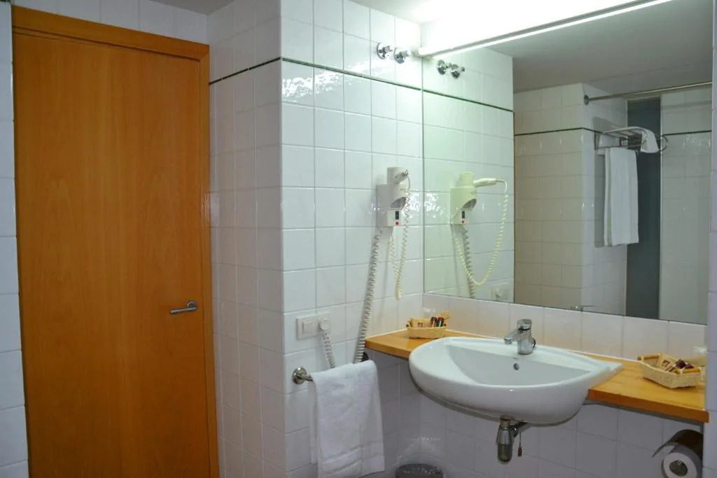 2 Onderling Verbonden Kamers (2 volwassenen + 2 kinderen) — Monestir de Les Avellanes