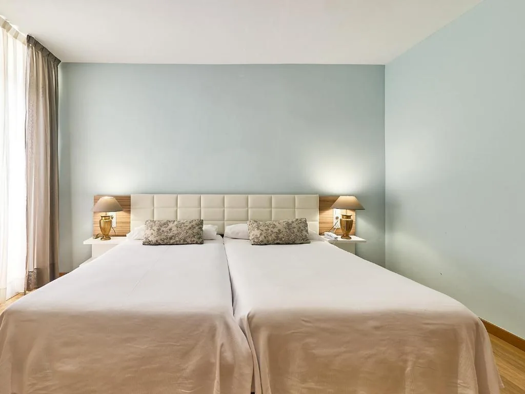 Grande chambre lits jumeaux — Mònica Hotel