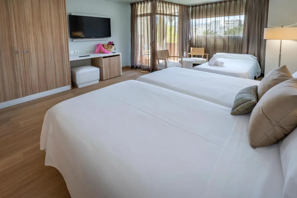 Chambre Triple avec vue sur le jardin — Mònica Hotel