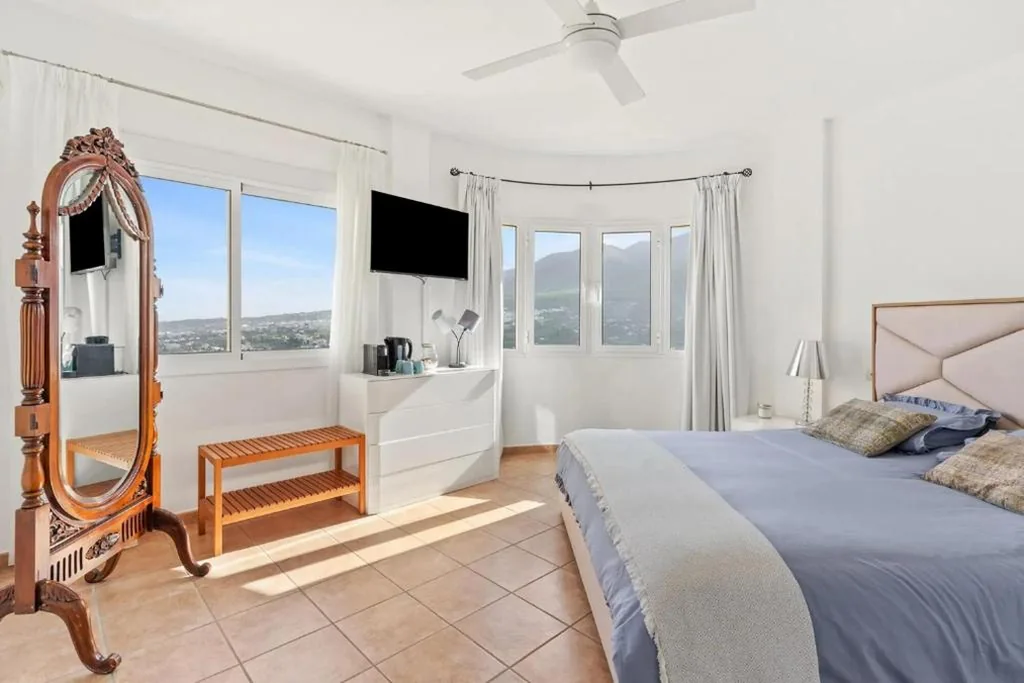 Habitación con cama extragrande y vistas a la montaña — Montaña Mimosa B&B