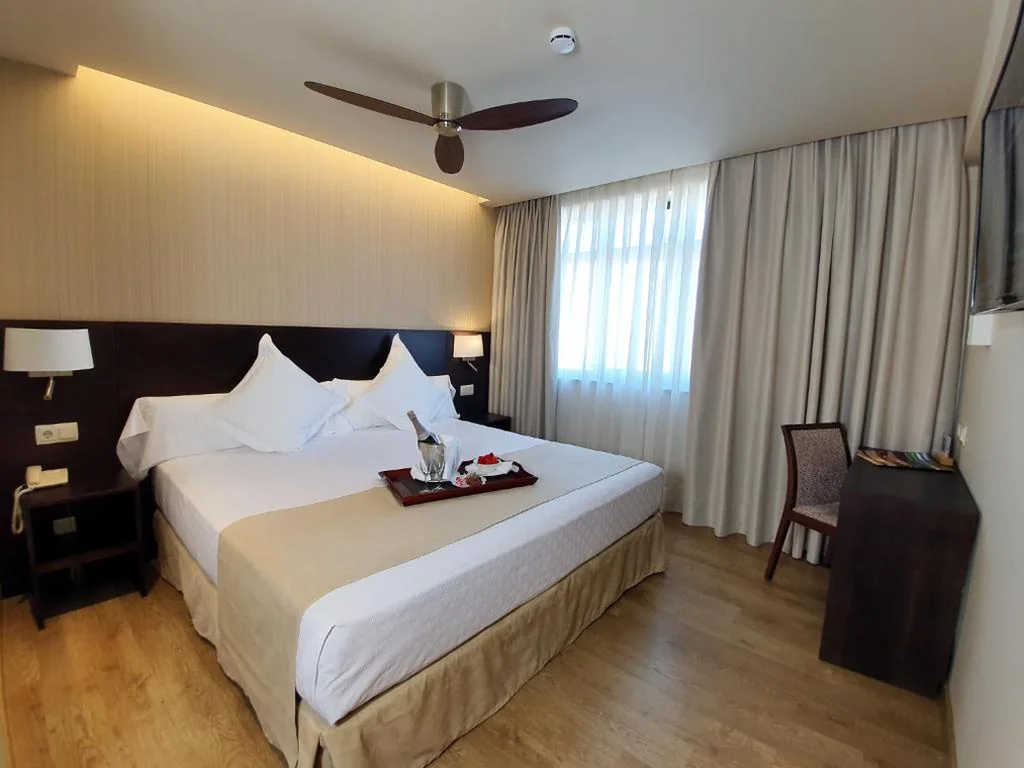 Habitación con cama extragrande. — Montemar