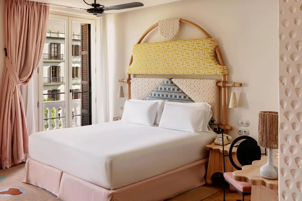 Superior-Doppelzimmer mit Stadtblick – großes Doppelbett — Montesol Experimental Ibiza