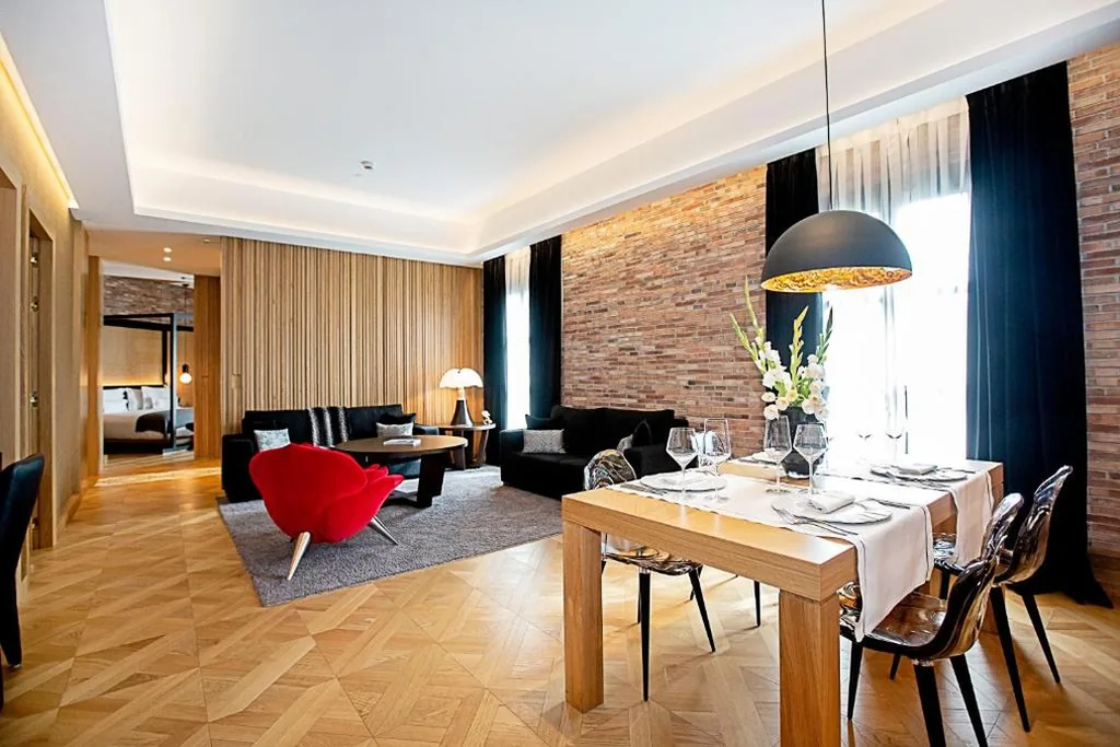 Suite Superior con vistas a la ciudad — Monument Hotel