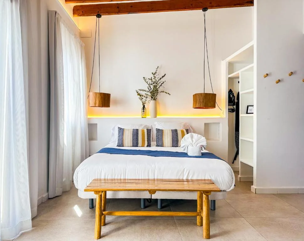 Deluxe Double Room - 1 or 2 Beds — Moona Hostal Altea