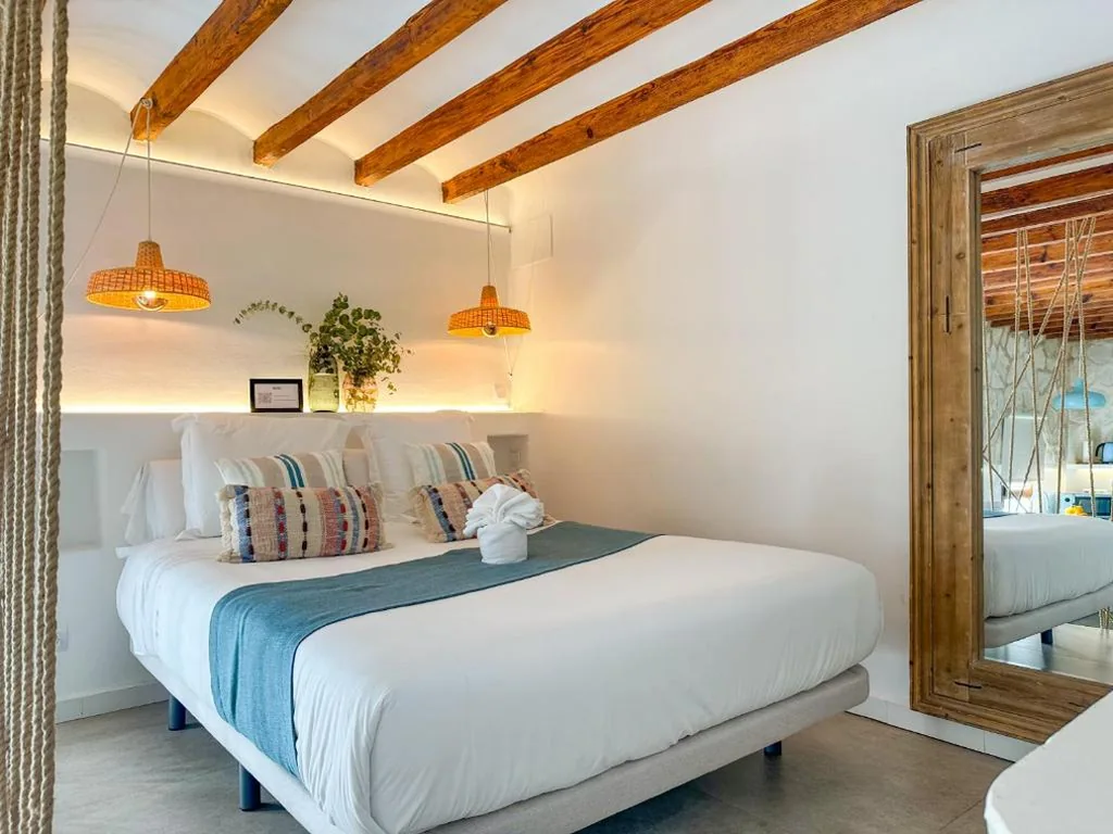 Deluxe Double Room - 1 or 2 Beds — Moona Hostal Altea