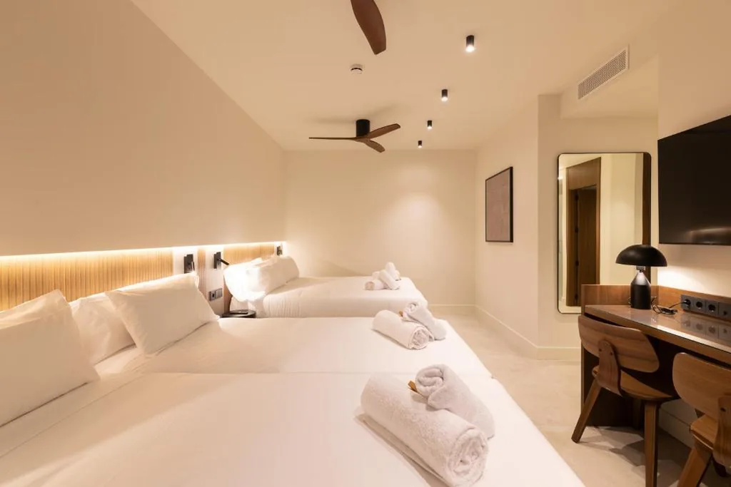 Habitación Cuádruple con terraza — Moontels Colón