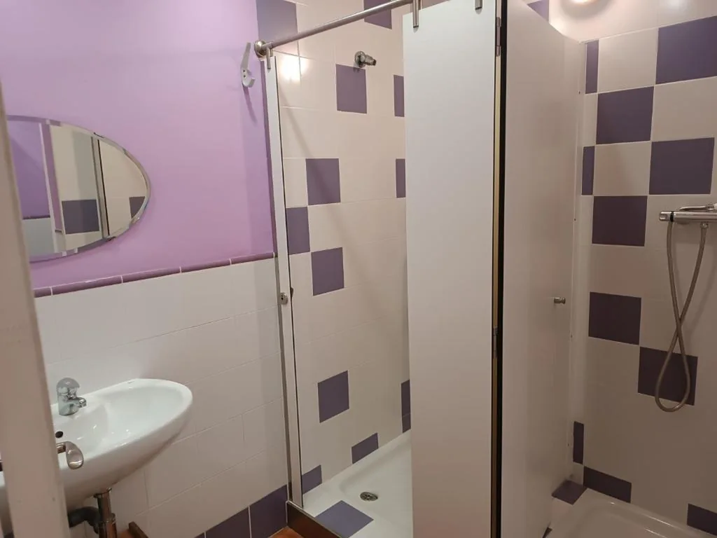 Camera familiare con bagno privato — Mora de Nuei