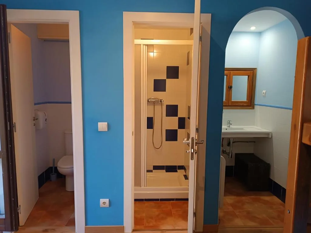 Camera familiare con bagno privato — Mora de Nuei