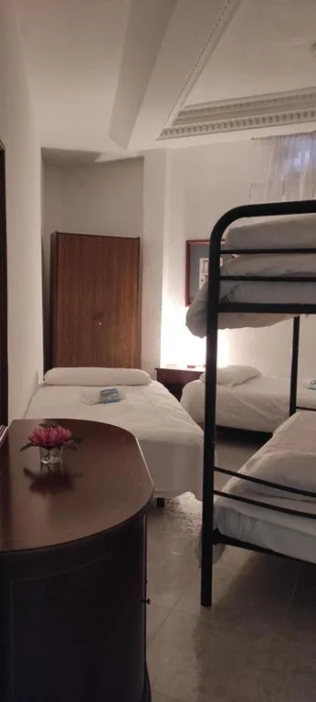 Habitación Cuádruple con baño compartido — Motel lavapies