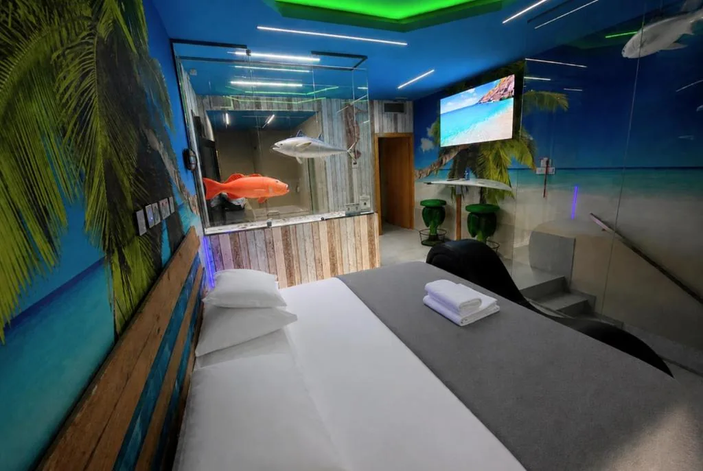 Suite mit Whirlwanne – extra großes Doppelbett — Motel Venus Madrid Norte