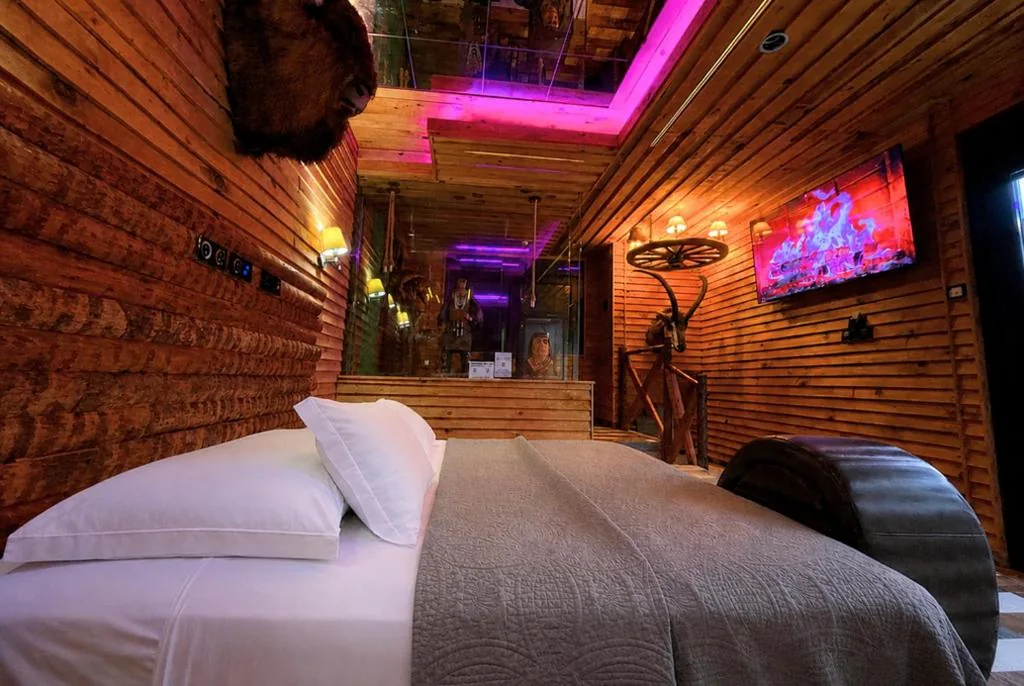 Suite mit privatem Pool — Motel Venus Madrid Norte