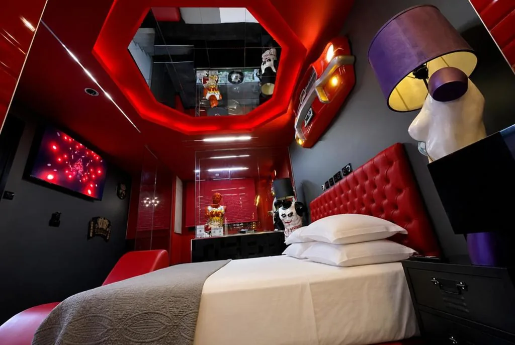 Suite mit privatem Pool — Motel Venus Madrid Norte