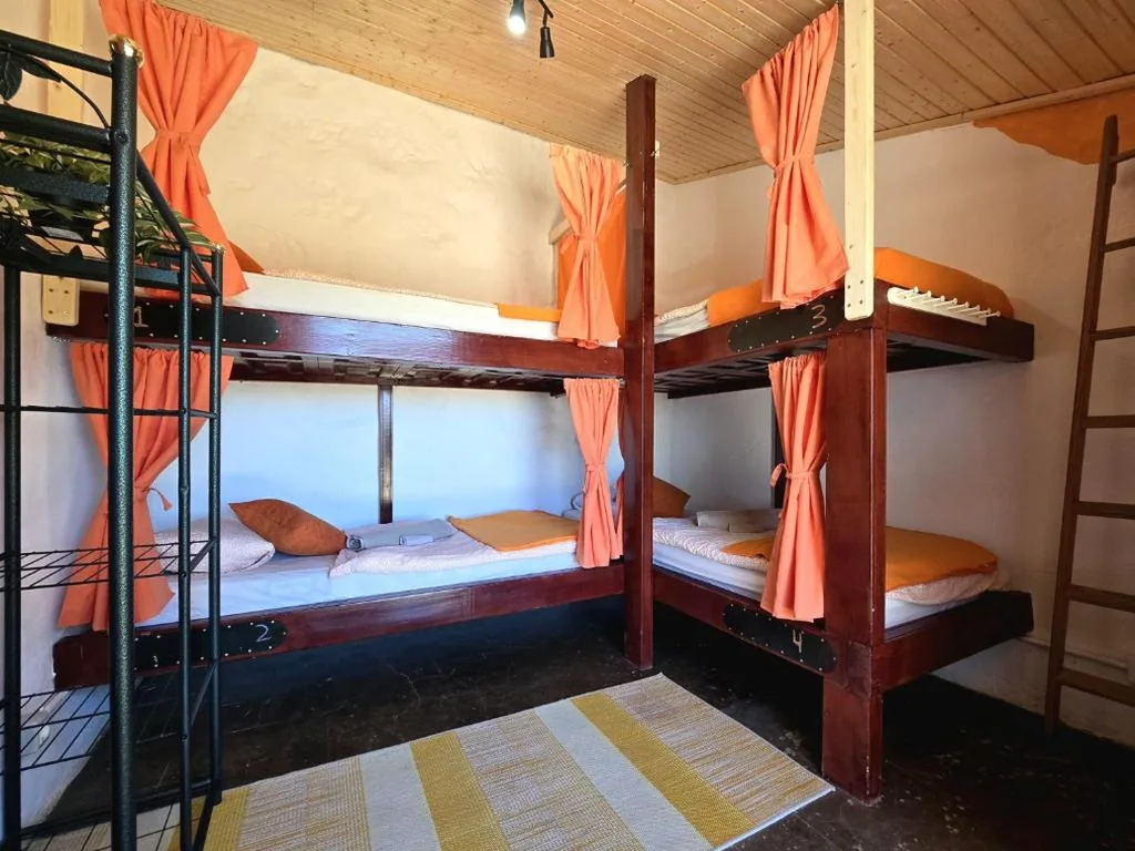 男女共用8ベッドルームのベッド — Mountain Hostel&House Finca La Isa by Rose