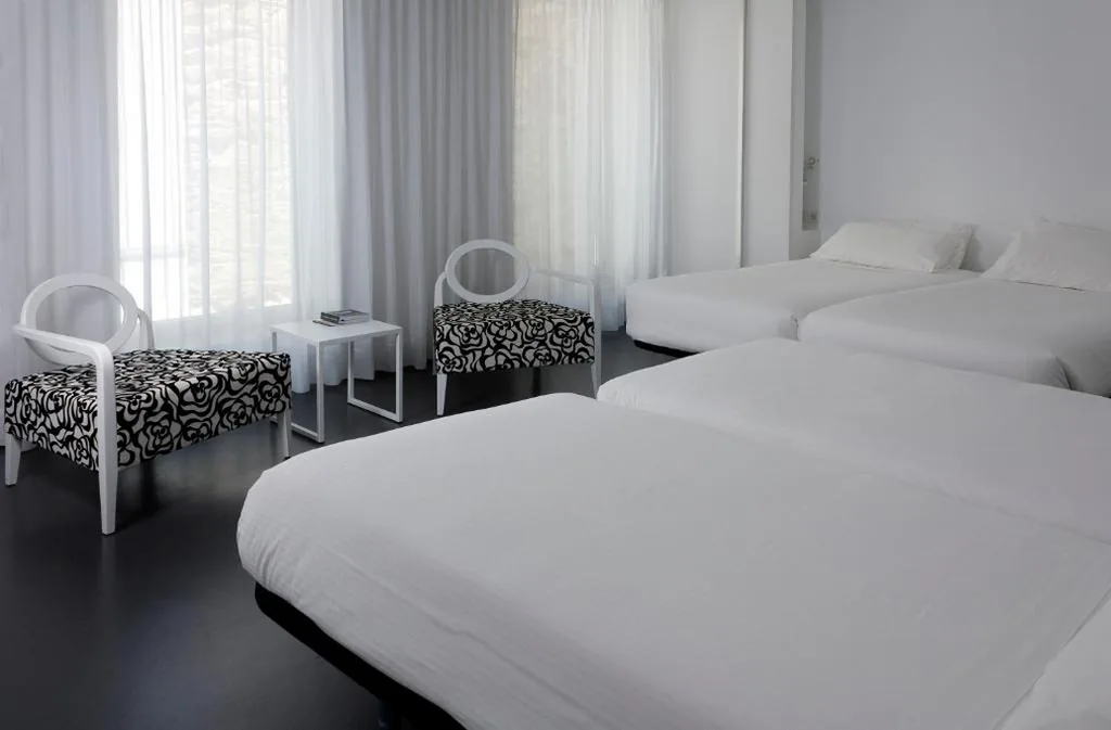 Habitación Familiar con bañera — Moure Hotel