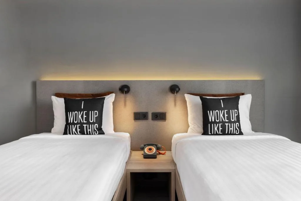 Camera doppia Moxy con balcone - 2 letti — Moxy Barcelona