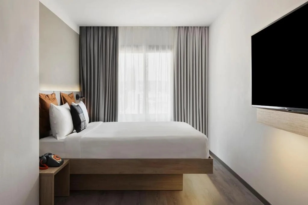 Camera Moxy con balcone - Letto matrimoniale grande — Moxy Barcelona