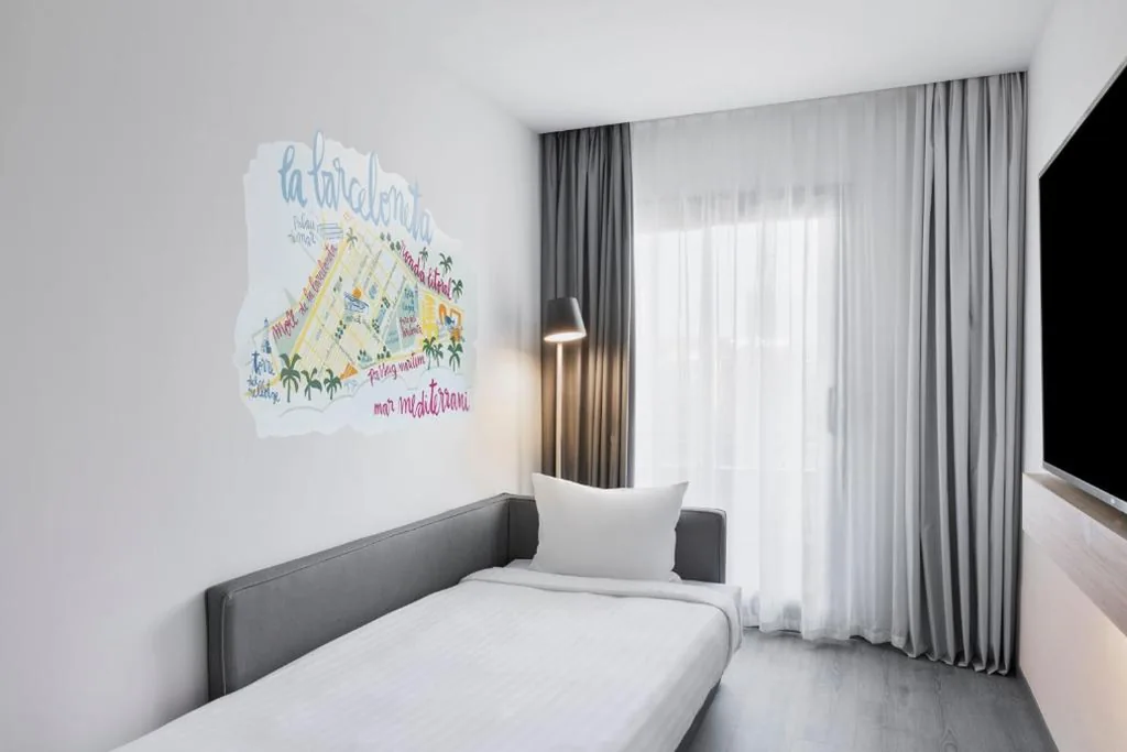 Camera doppia Moxy con divano letto e balcone - 2 letti — Moxy Barcelona