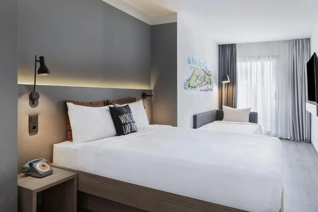 Camera doppia Moxy con divano letto e balcone — Moxy Barcelona