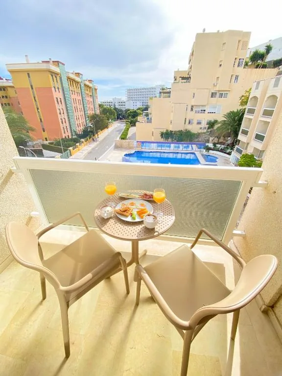 Suite Junior con vistas a la piscina — MS Aguamarina Costa del Sol